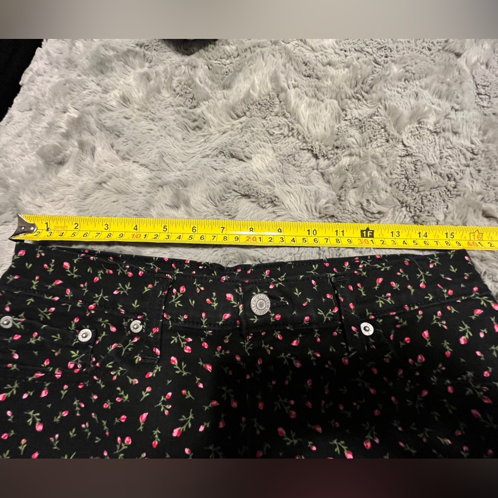 Levi’s Floral Black Shorts - Picture 5 of 7